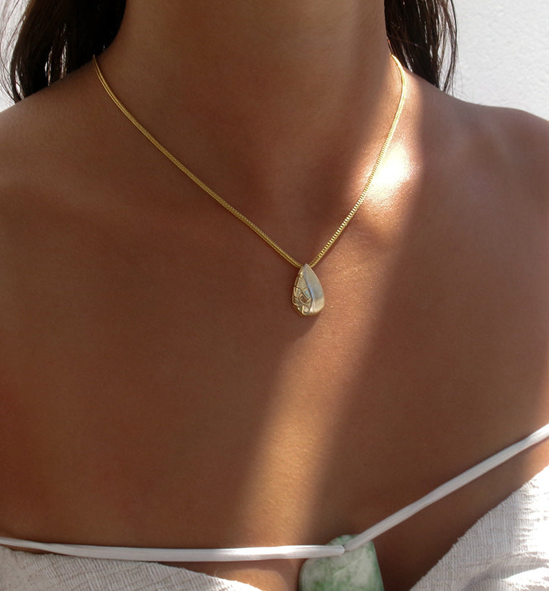 Two-Tone Teardrop Pendant Necklace